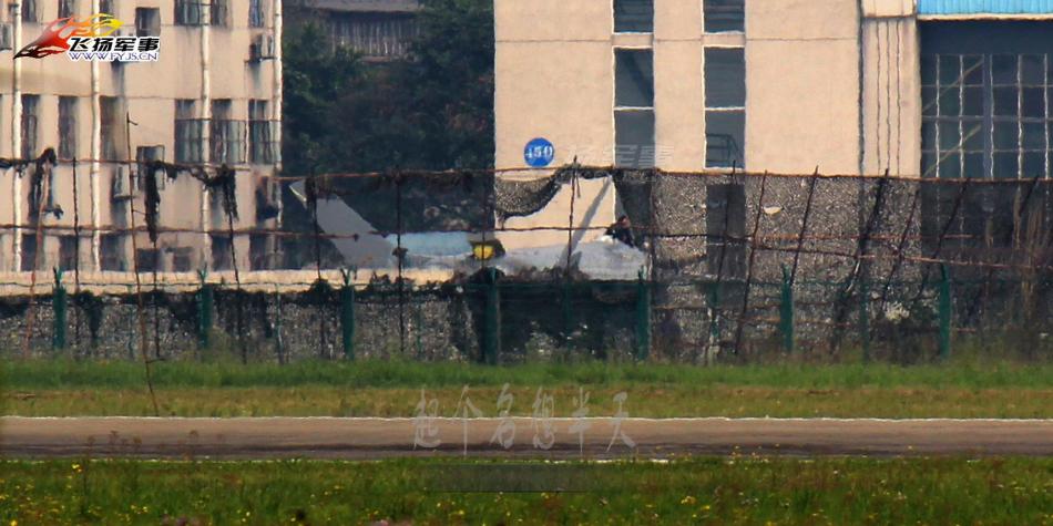 黑絲帶殲20戰機2001號疑似座艙蓋被拆除