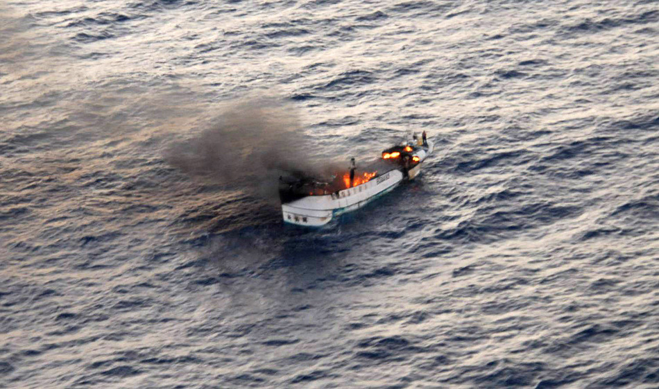 美國海軍在太平洋營救因起火棄船中國台灣漁民