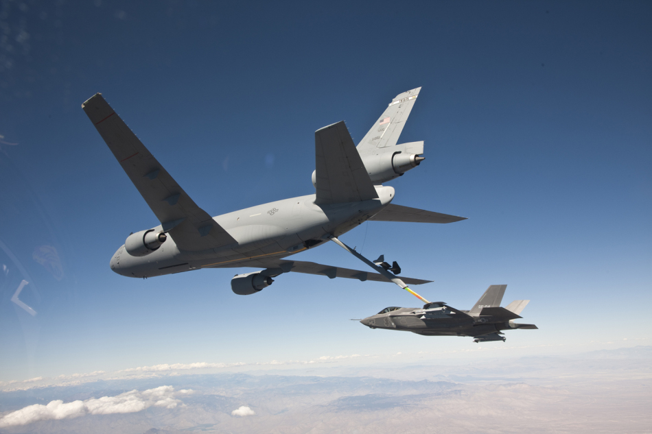 美國F-35A戰機首次進行外掛負載狀態下空中加油