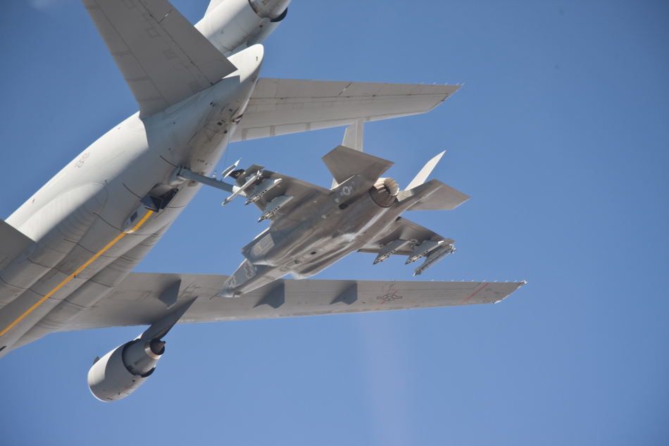 美國F-35A戰機首次進行外掛負載狀態下空中加油