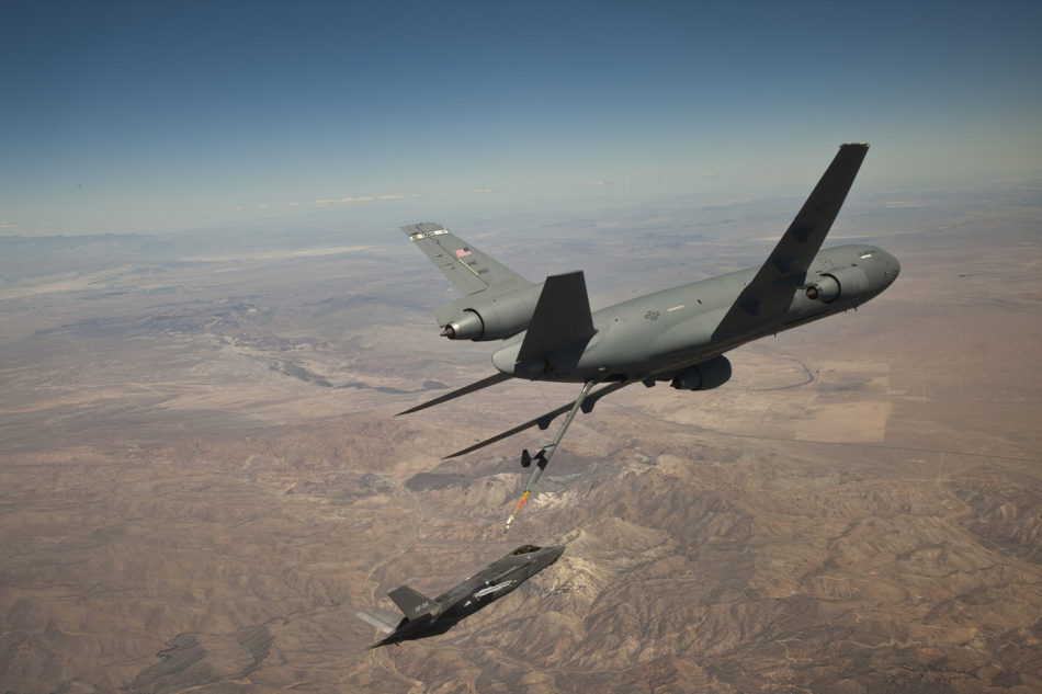 美國F-35A戰機首次進行外掛負載狀態下空中加油