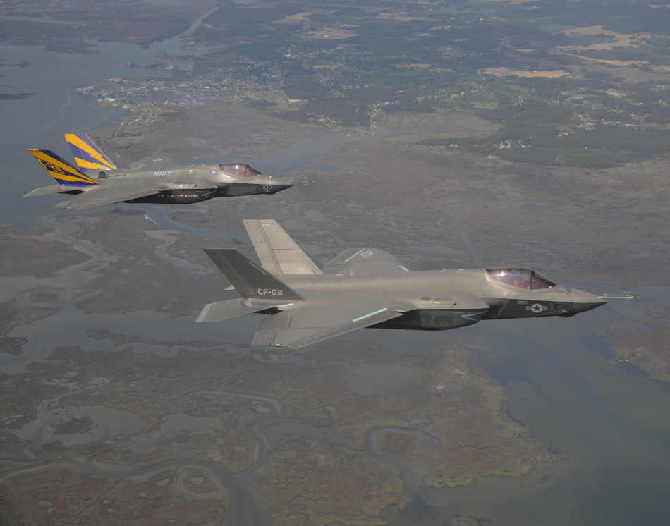 美國海軍型F-35C首次進行雙機同時起飛編隊試飛