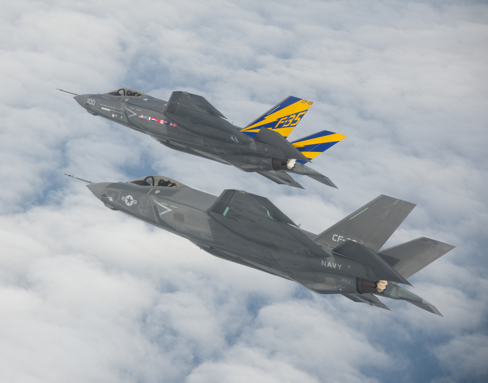 美國海軍型F-35C首次進行雙機同時起飛編隊試飛
