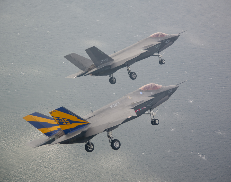 美國海軍型F-35C首次進行雙機同時起飛編隊試飛