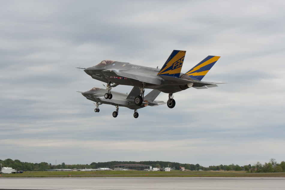 美國海軍型F-35C首次進行雙機同時起飛編隊試飛