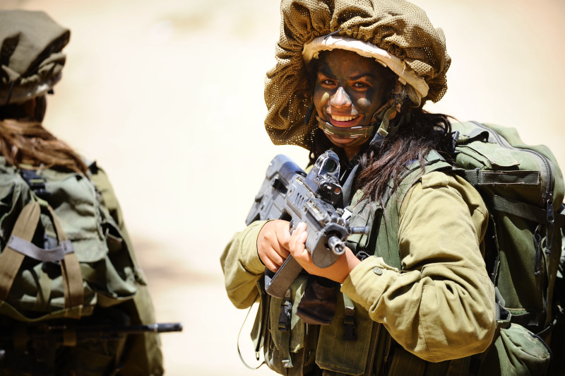 以軍獰貓女兵營全副武裝參加沙漠實戰演習