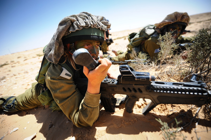 以軍獰貓女兵營全副武裝參加沙漠實戰演習