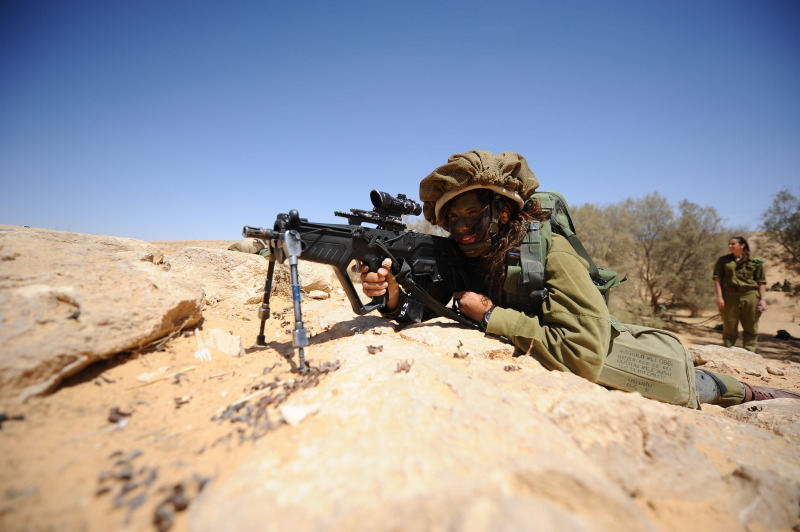 以軍獰貓女兵營全副武裝參加沙漠實戰演習