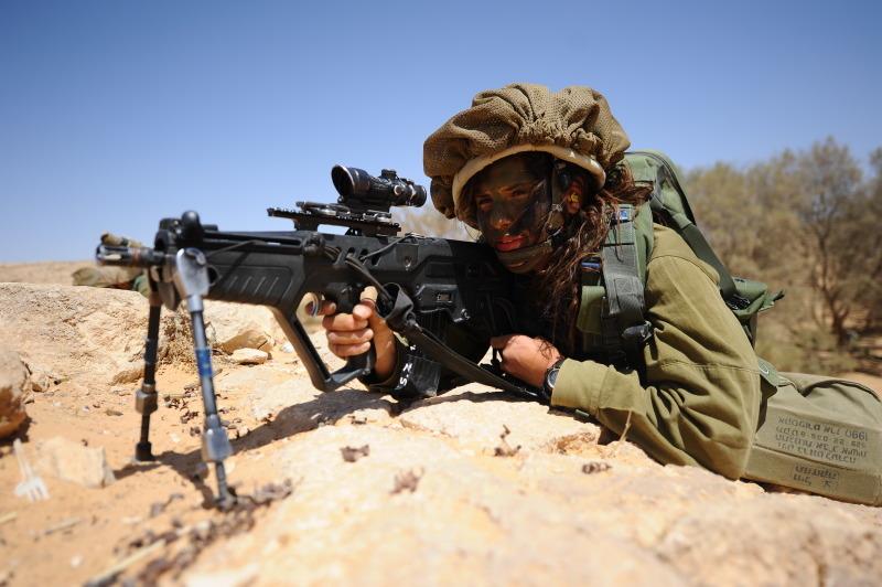 以軍獰貓女兵營全副武裝參加沙漠實戰演習