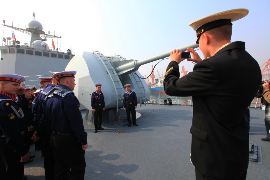 中俄海軍參演官兵相互參觀對方主力戰艦