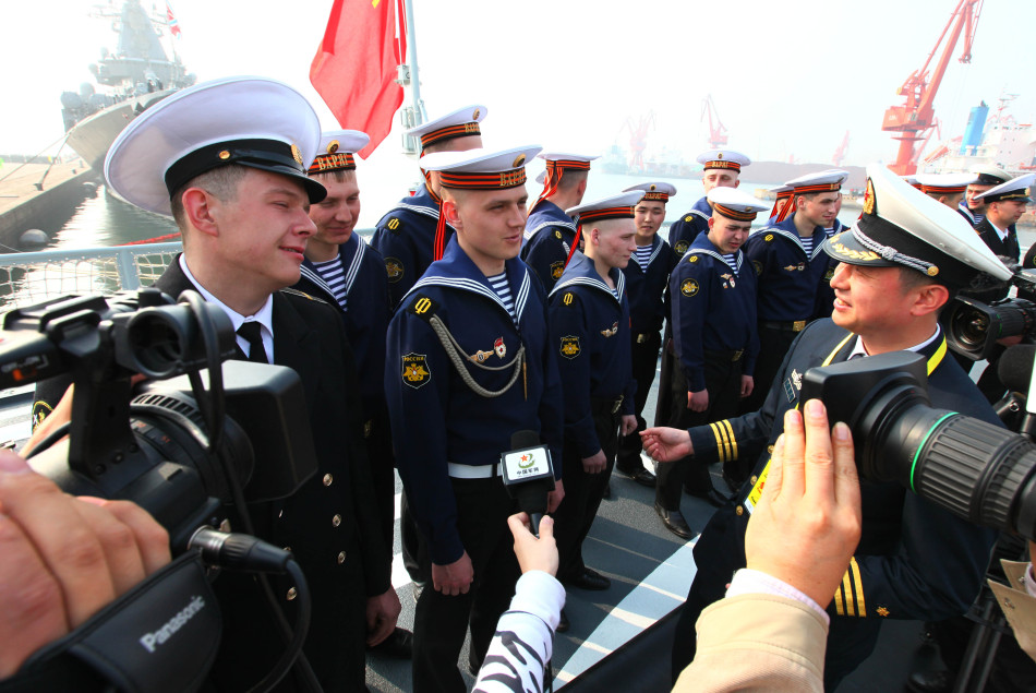 中俄海軍參演官兵相互參觀對方主力戰艦