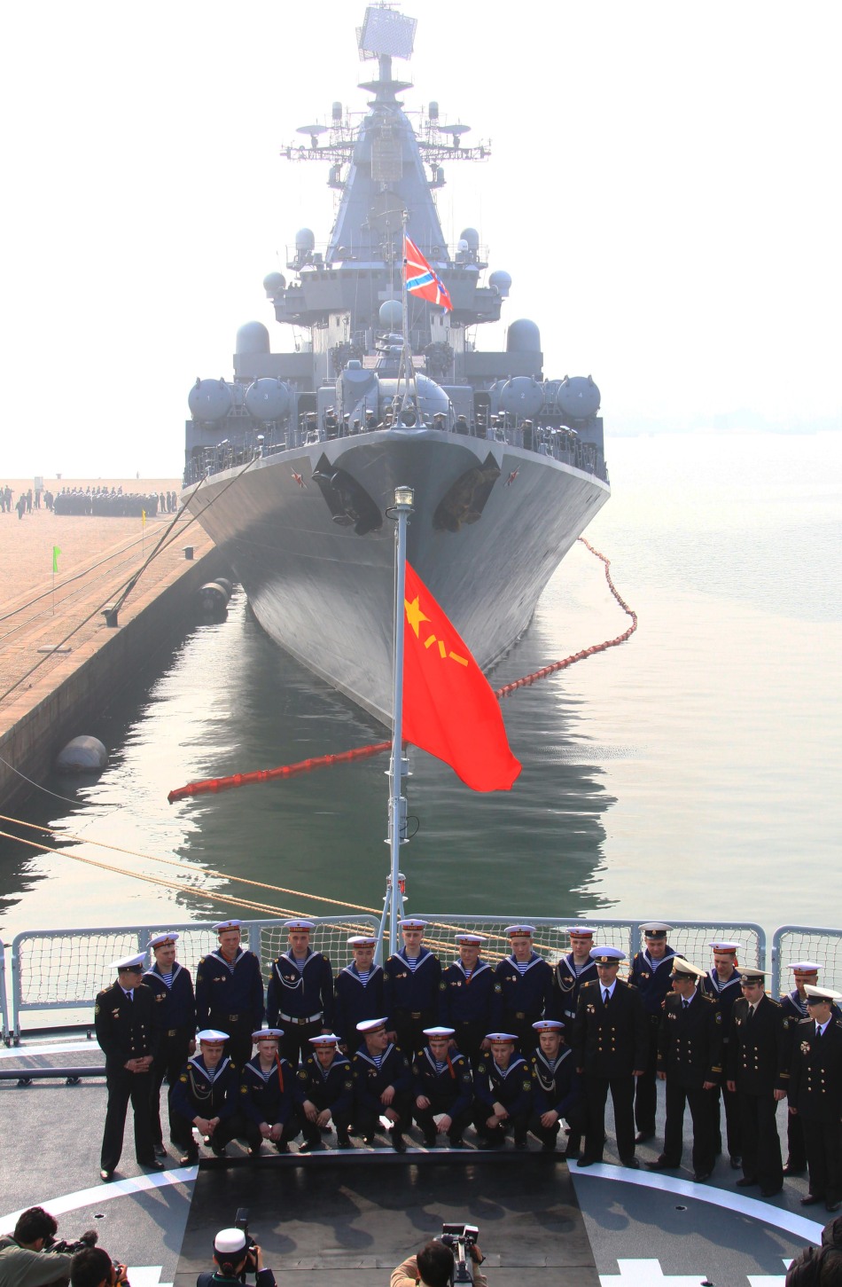 中俄海軍參演官兵相互參觀對方主力戰艦
