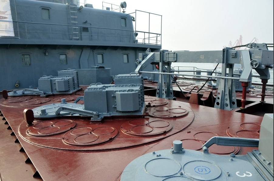 中國海軍官兵登艦參觀俄軍瓦良格號導彈巡洋艦