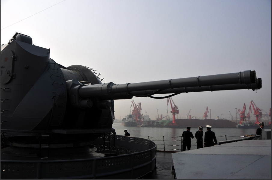 中國海軍官兵登艦參觀俄軍瓦良格號導彈巡洋艦