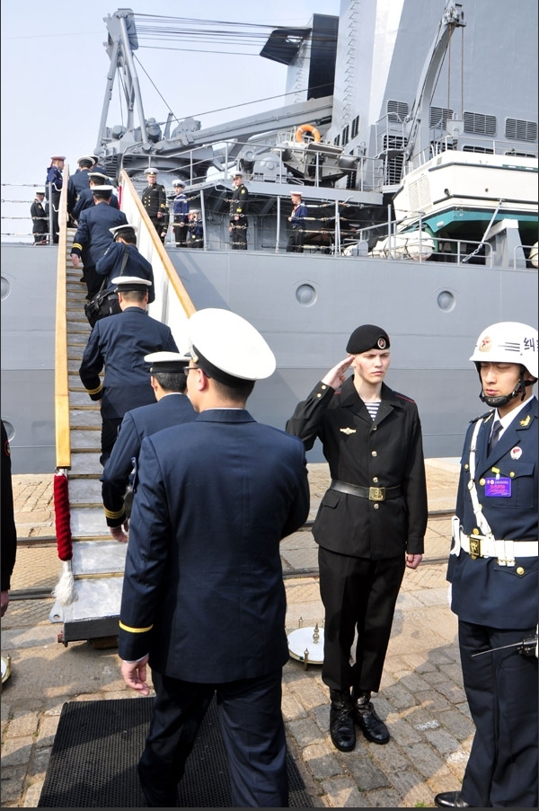 中國海軍官兵登艦參觀俄軍瓦良格號導彈巡洋艦