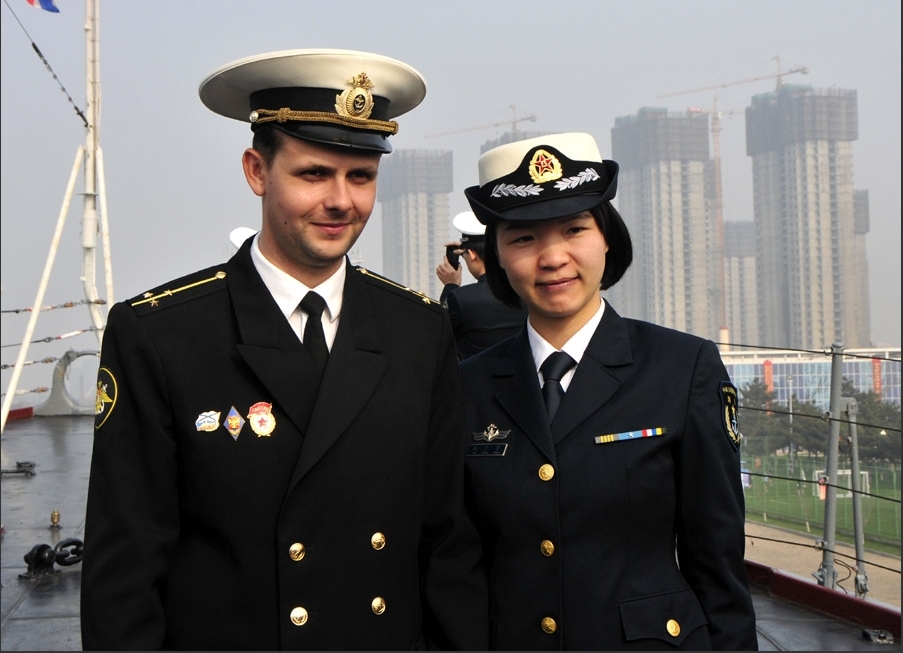 中國海軍官兵登艦參觀俄軍瓦良格號導彈巡洋艦