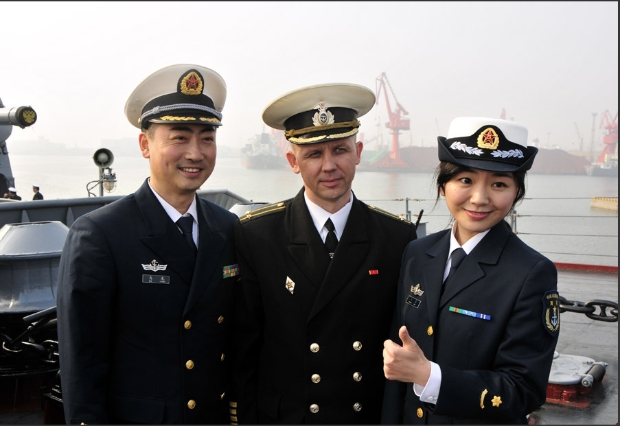 中國海軍官兵登艦參觀俄軍瓦良格號導彈巡洋艦