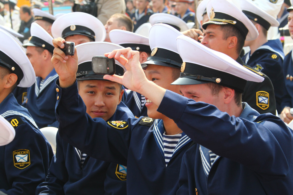 中俄參演部隊共同慶祝人民海軍建軍節