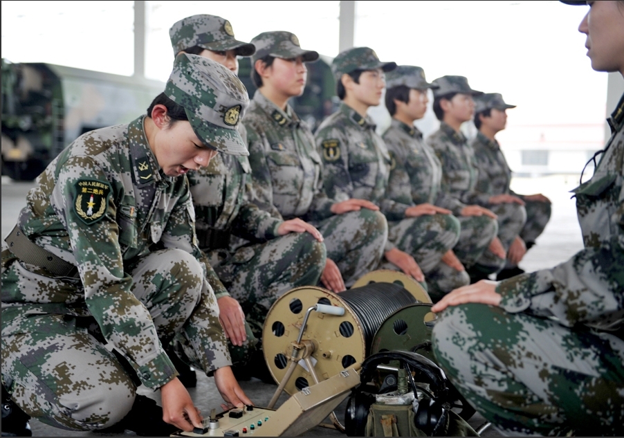 二炮女导弹兵真容亮相 请军迷自已找美女导弹