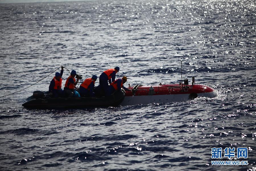 蛟龙号深潜器创中国载人深潜6671米新纪录蛟