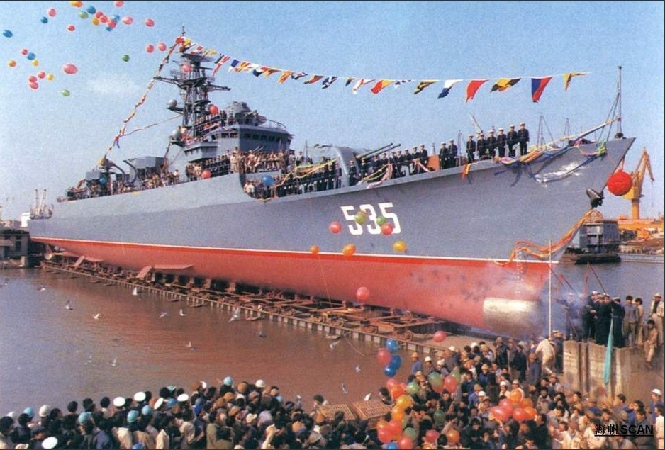 南海舰队164号桂林舰下水服役仪式