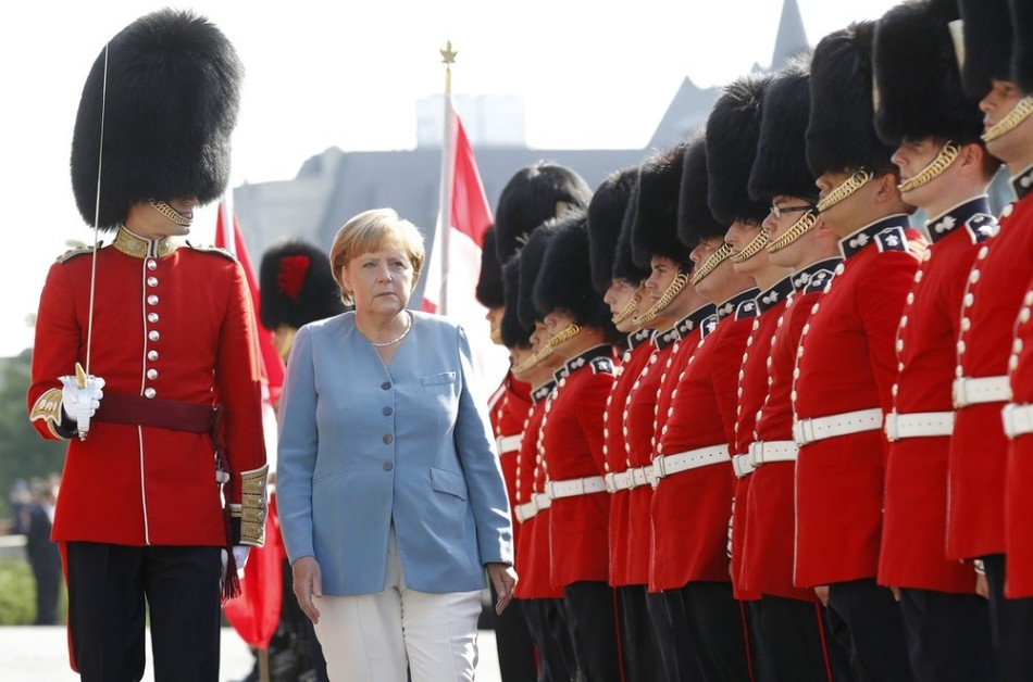 德国总理默克尔访加拿大 仪仗队军官持刀逼问