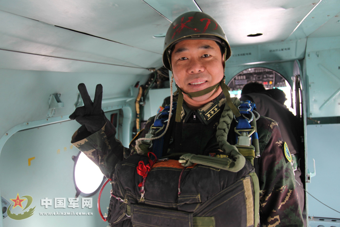 解放军"西域天狼"特种部队演练敌后伞降突袭作战_高清