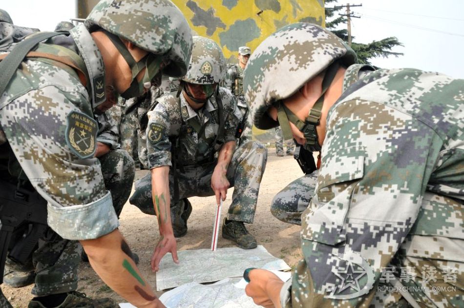 连日来,南京军区"临汾旅" 警侦连30余名侦察兵冒着高温,在野外陌生