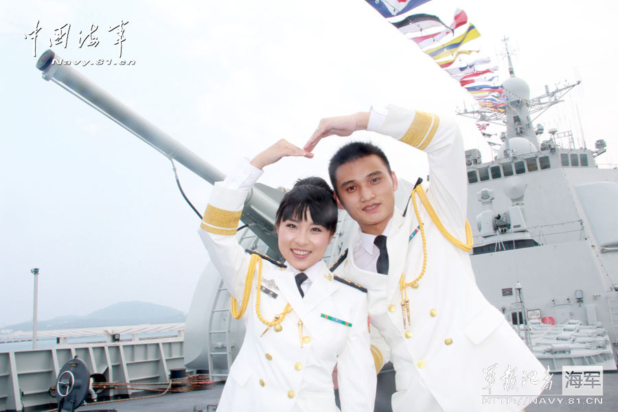 中国海军护航男女军官喜结伉俪结婚啦