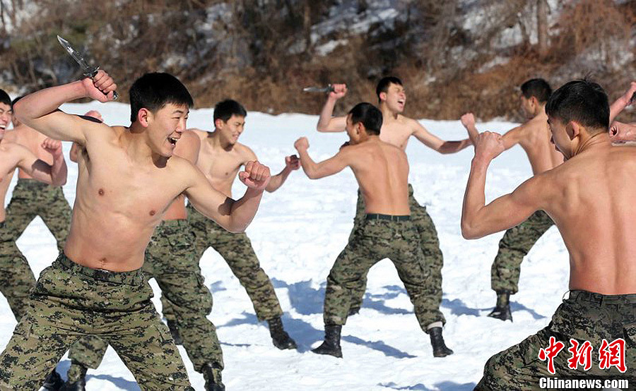 韩国特种兵雪地中赤膊训练