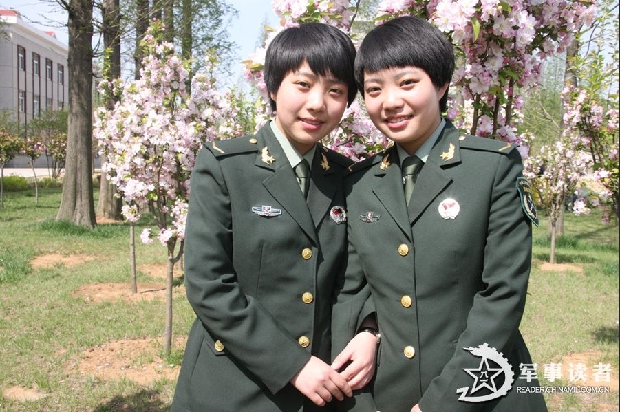 军营<em>双胞胎姊妹花</em>形象青春阳光成魅力女兵 -