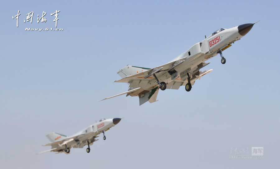 我军新型歼8f机群挂中距导弹升空练攻截击战术
