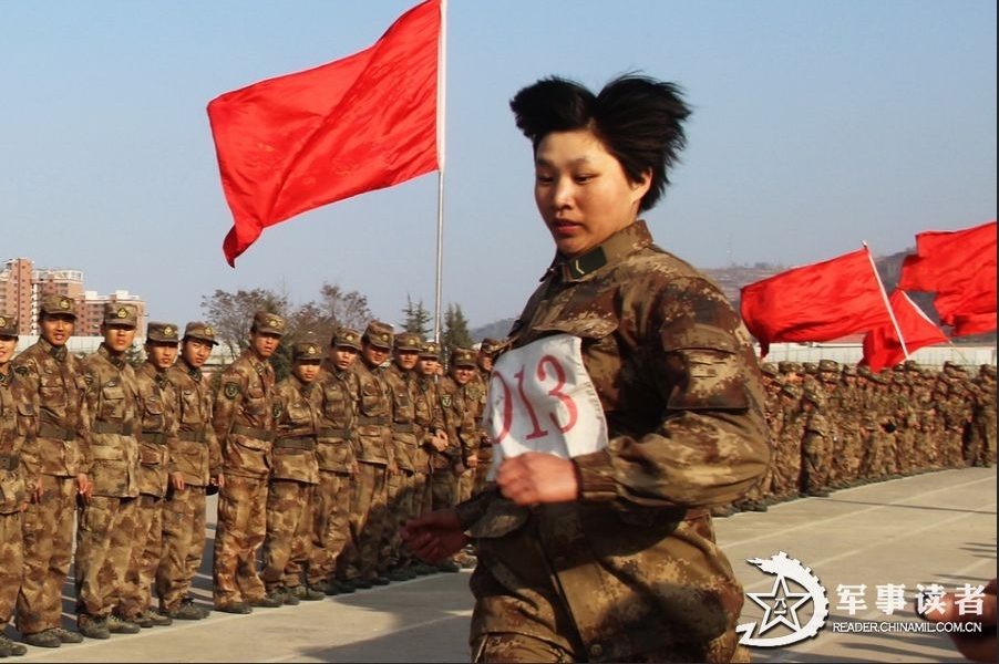 兰州军区新兵卖力考核:女兵上阵不比男兵差_高清图集