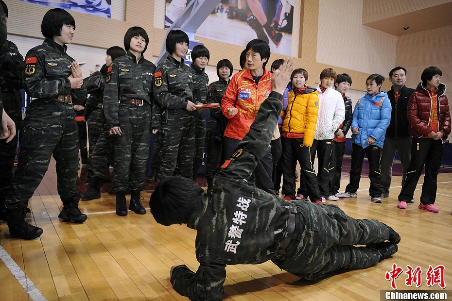 孔令辉带领下参观中国人民武装警察部队特种警