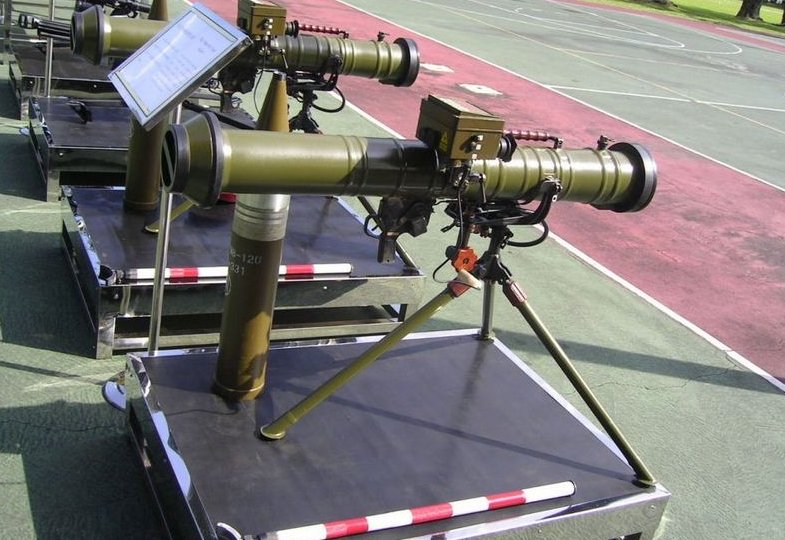 16 / 21 美军步兵的主要反坦克武器at4火箭筒贯穿力也就是400 mm滚轧