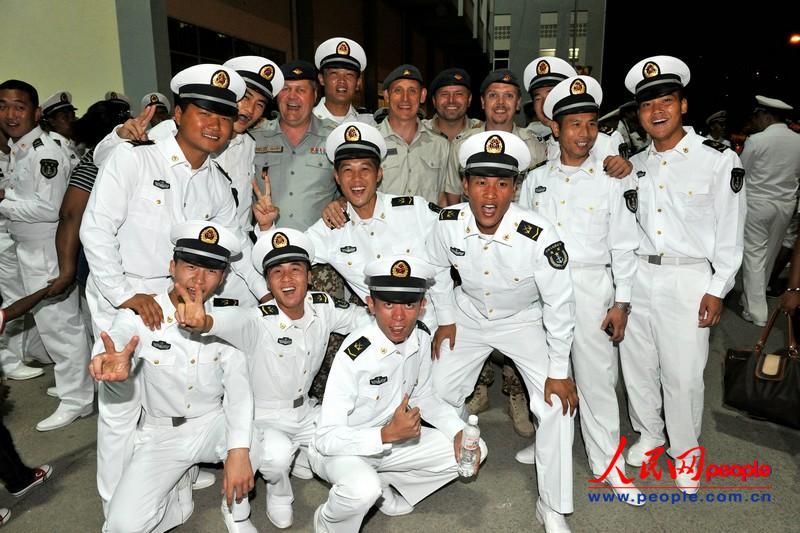 在塞舌尔国庆阅兵场上,我海军护航官兵走出了中国军人风采,很好地展示