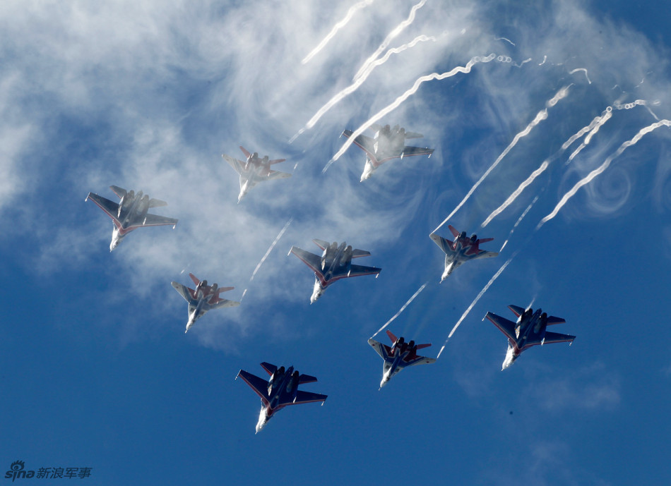2013年莫斯科航展俄机空中梦幻舞步_蒙宁_