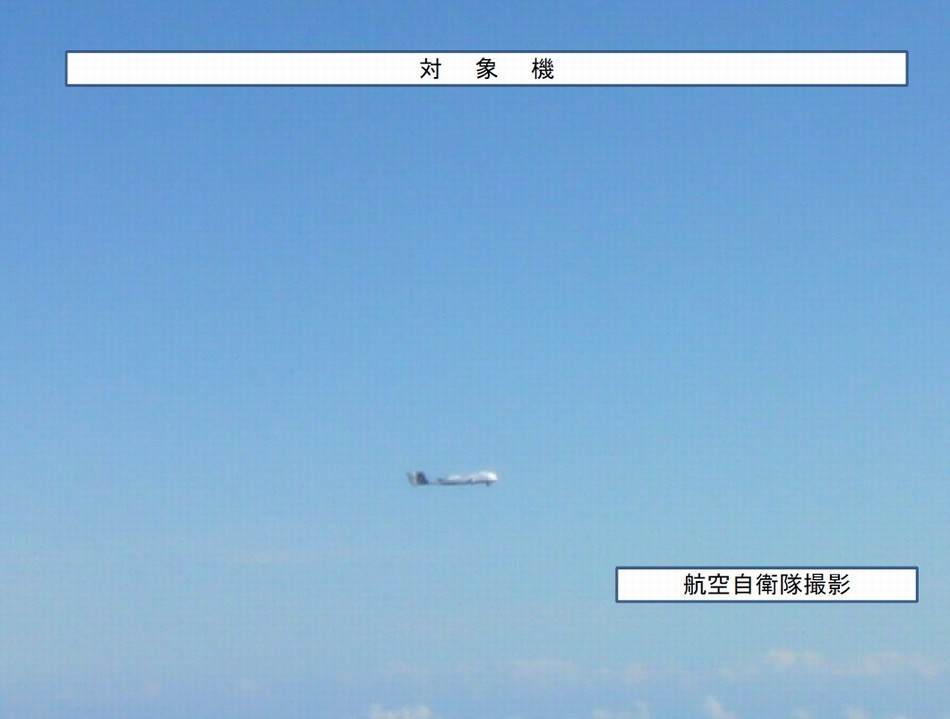 日本P-3C拍到的“不明国籍”的无人机