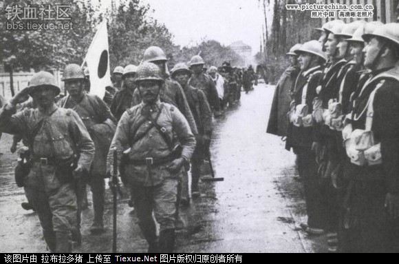 日本军攻陷武汉，意大利军队列队欢迎