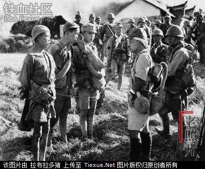 日本军官与中国娃娃兵交流
