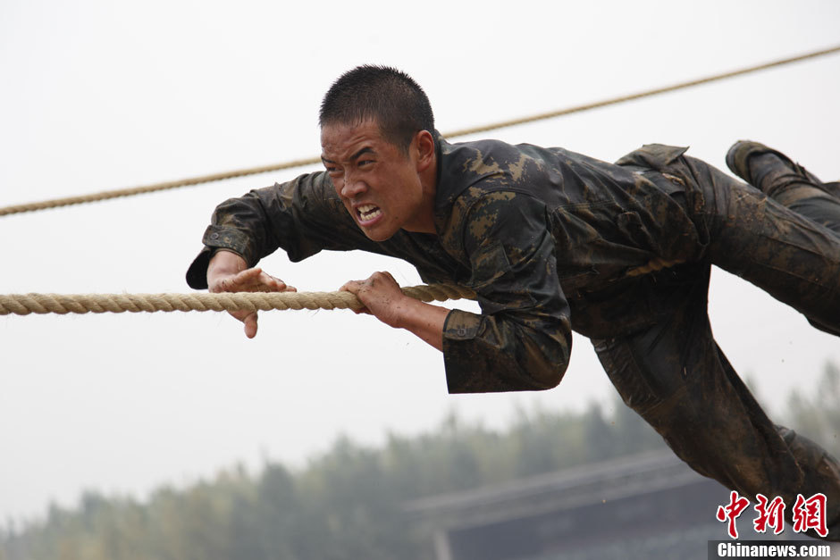 官兵进行牵引横渡训练