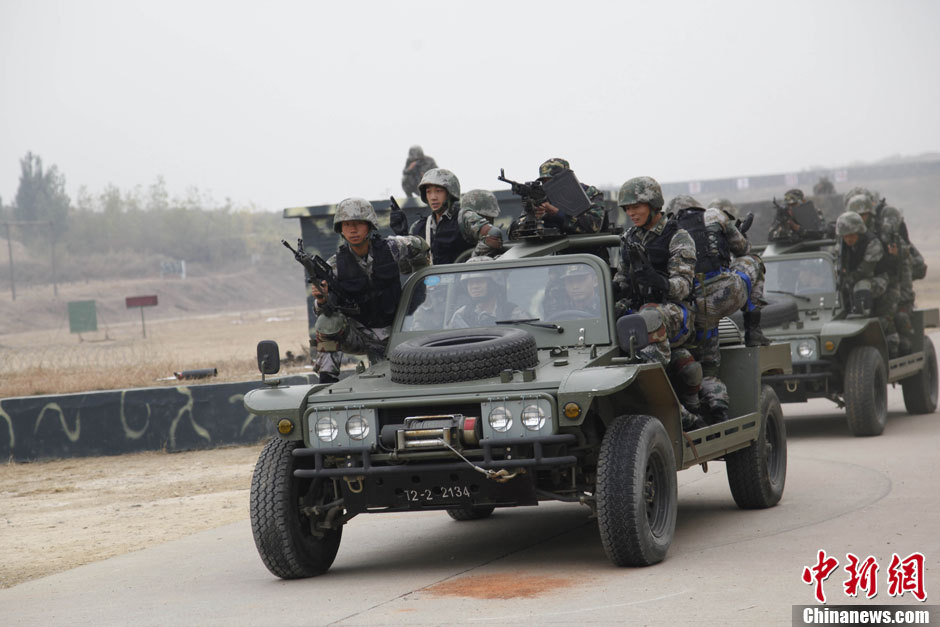 济南军区特种兵苦练杀敌战技 搭突击车冲锋!