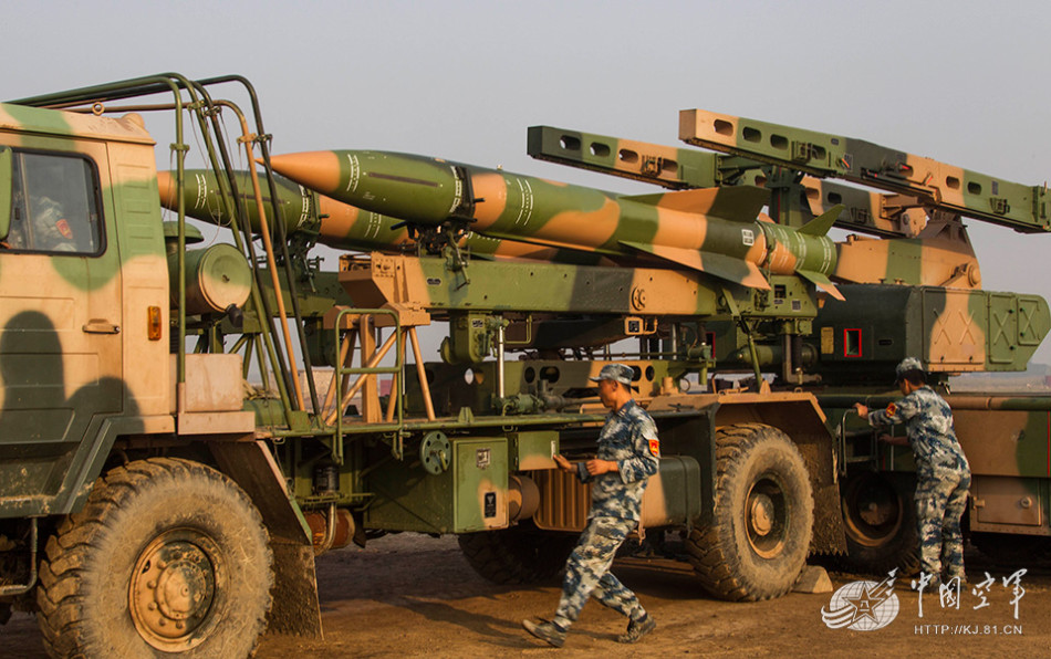 官兵快速架设兵器,做好临战准备