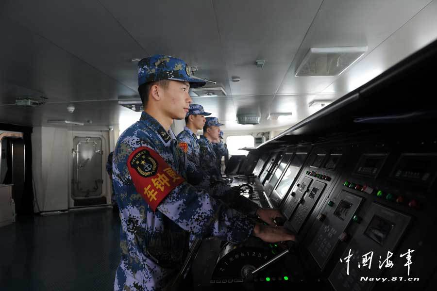 Экипаж корабля Ляонин эксплуатацию оборудования в бурном море пути тщательно