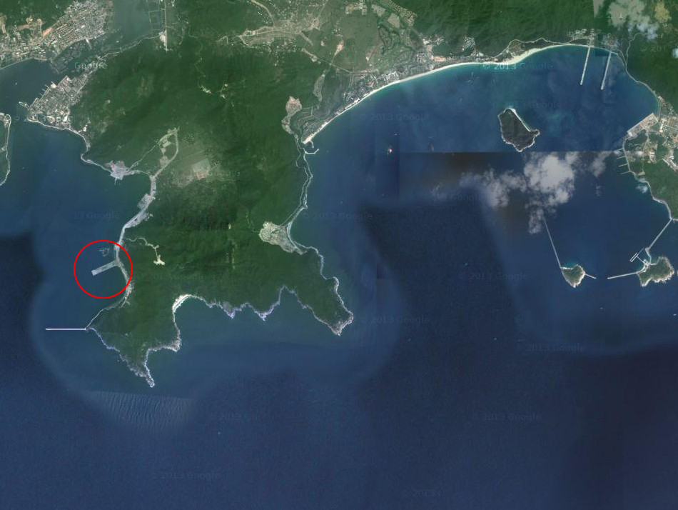 辽宁舰停靠三亚新军港现场照