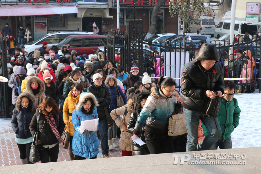 解放军开始招聘文职人员众多男女考生接受考试