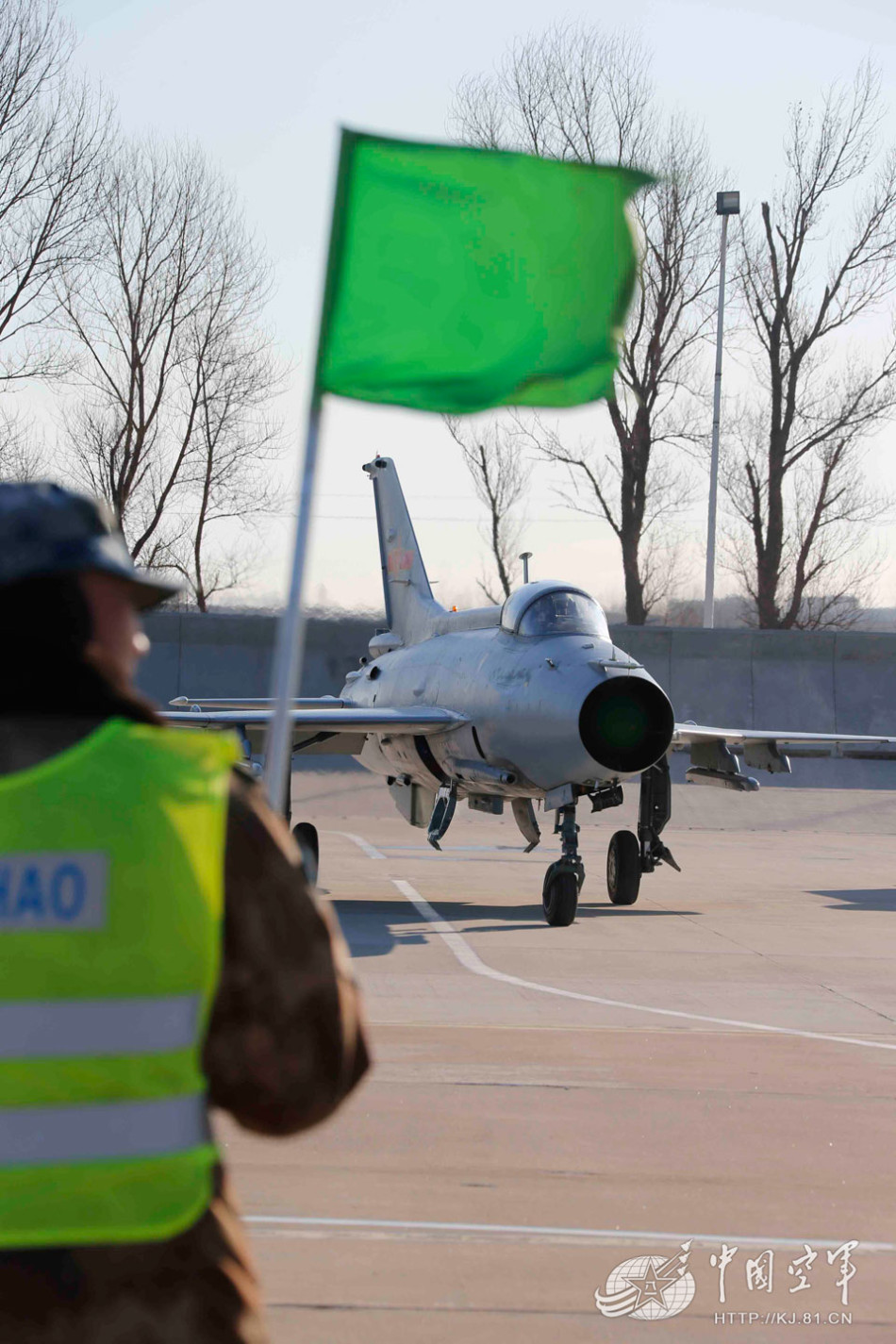 济空歼七机群新年开飞 口号是慎重出战初战必