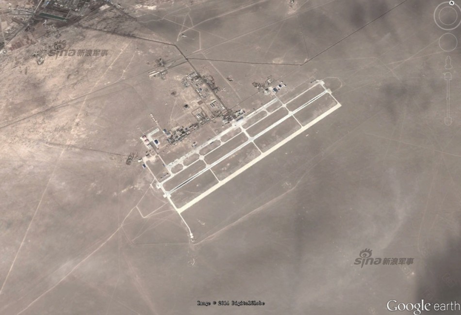 1 / 11 中国空军驻西北鼎新机场是一个大型训练基地.