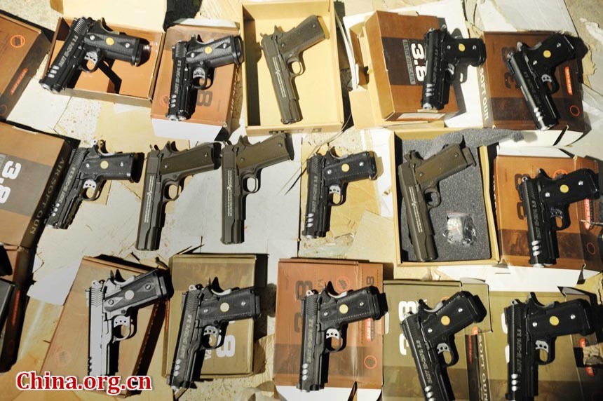 贵阳地下兵工厂私造上万枪支十余万把管制长刀_高清