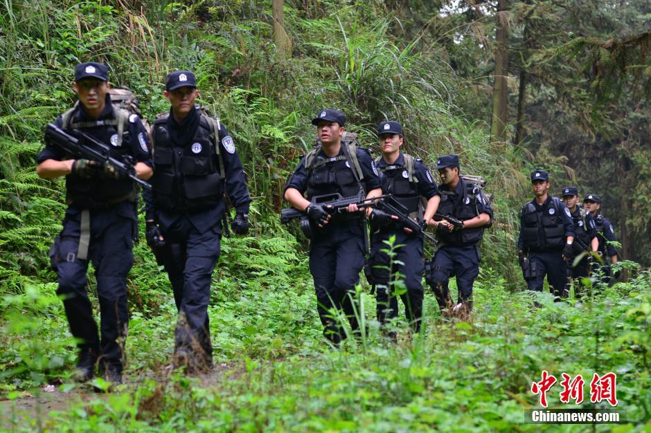 重庆特警野外实战训练曝光 全是帅气小伙子啊